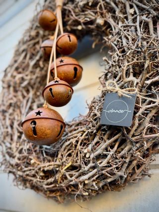 Cinkot rolniček a kouzlo Vánoc je ve vzduchu. 🎄 Girlanda vytvořená mým mužem - kožený řemínek, rolničky a spousta lásky....