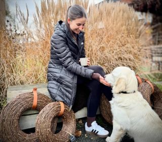 Vypadá to, že piju kávu, ale ve skutečnosti jsem do hrníčku schovala pamlsky pro Bellu – jinak bych to torpédo neudržela v...