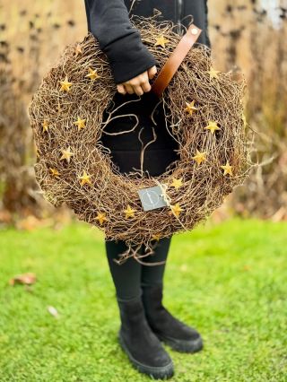 Vánoční věnec tón v tónu. Laděný do zemitých odstínů. Decentní, přírodní a s tou správnou špetkou vánočního kouzla -...