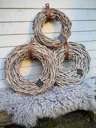 Šedé patinované věnce - šedá elegance, šedá závislost. 🤩 Minimalistické, nadčasové a připravené zdobit každý interiér. 🩶✨...