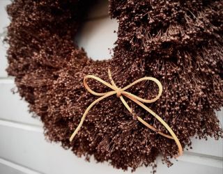 Věneček ze sušeného broomu v krásné čokoládové barvičce. 🤎🍫 Křehký materiál si přímo říkal o jemnou koženou mašličku,...