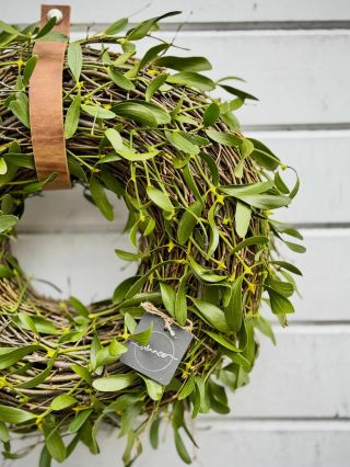 Něžný věnec se jmelím, symbolem Vánoc. A přitom v pozadí proběhla malá bitva s kuličkami, které musely pryč.. Ty by se...